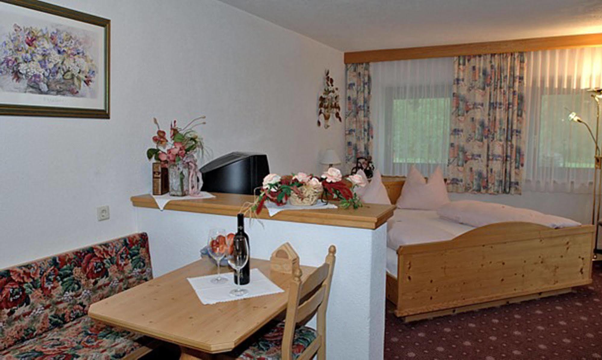 Pension Und Apartments Landhaus Marie Leutasch Dış mekan fotoğraf