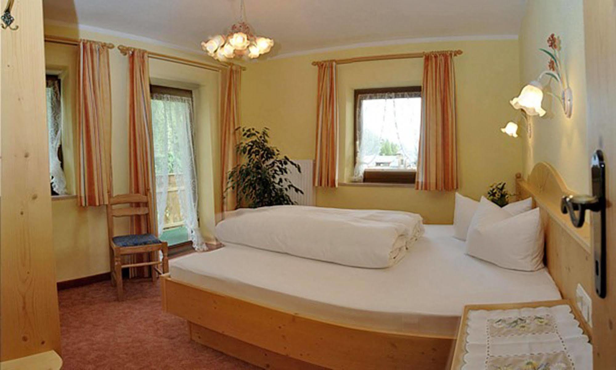 Pension Und Apartments Landhaus Marie Leutasch Dış mekan fotoğraf