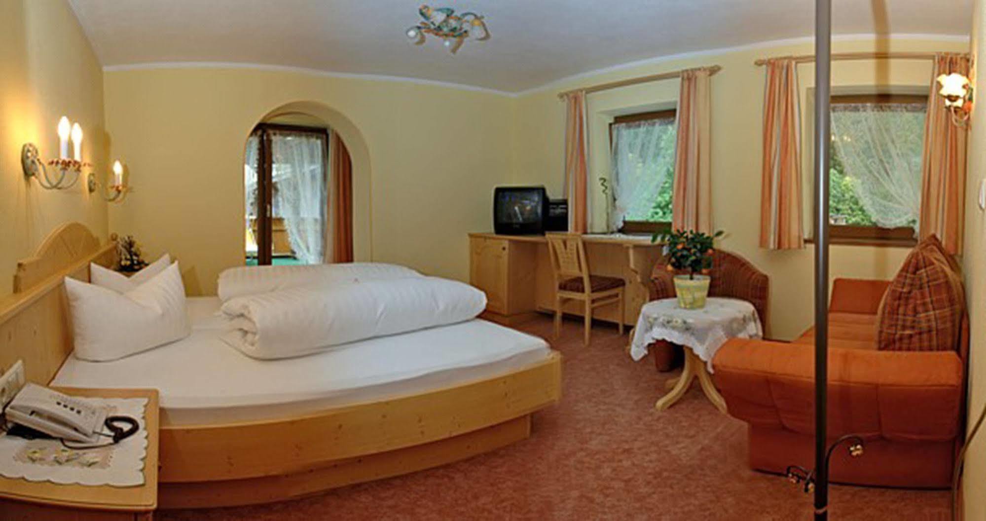 Pension Und Apartments Landhaus Marie Leutasch Dış mekan fotoğraf