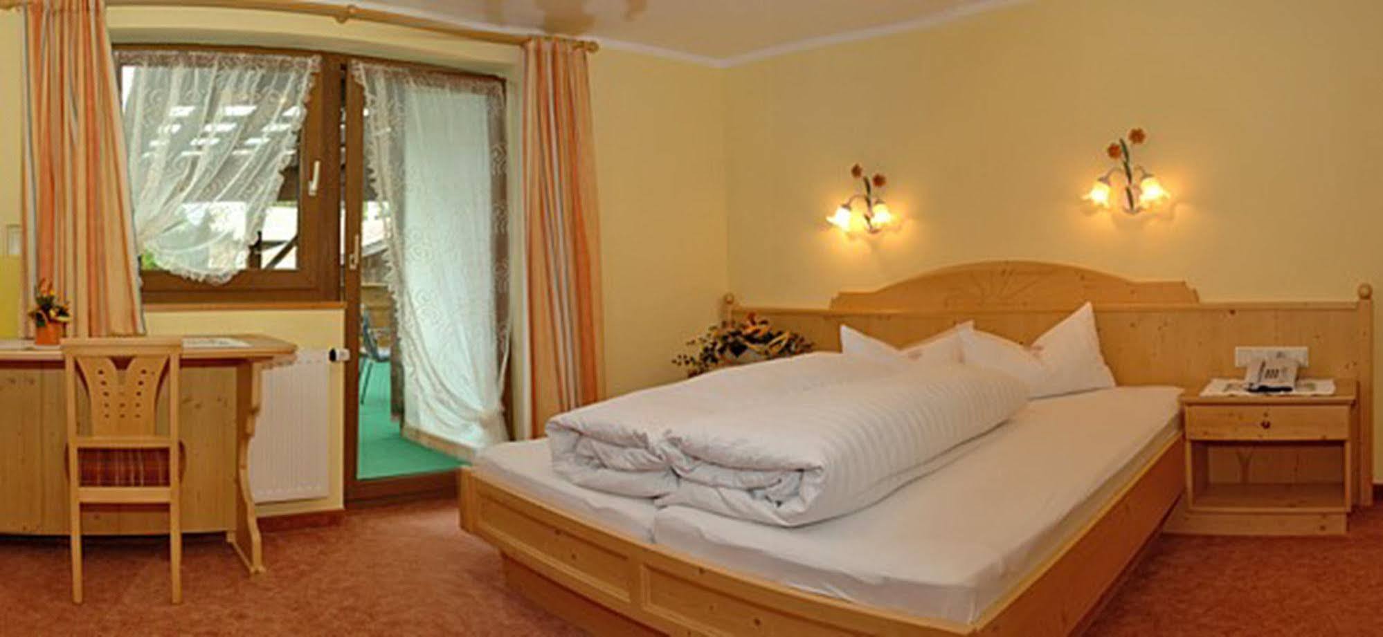 Pension Und Apartments Landhaus Marie Leutasch Dış mekan fotoğraf